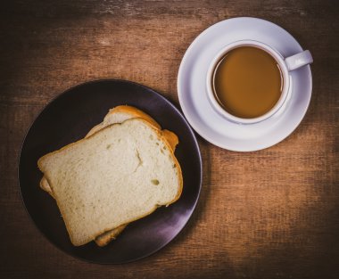 ahşap masa üzerinde kahve ekmek fincan