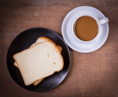 ahşap masa üzerinde kahve ekmek fincan