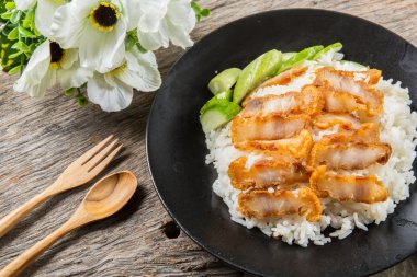 gevrek kavrulmuş göbek domuz Çin tarzı ve pirinç