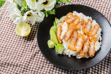 gevrek kavrulmuş göbek domuz Çin tarzı ve pirinç