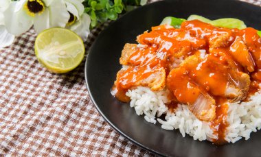 gevrek kavrulmuş göbek domuz Çin tarzı ve pirinç