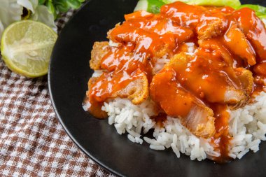 gevrek kavrulmuş göbek domuz Çin tarzı ve pirinç