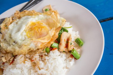 kızarmış yumurta ve pirinç ile kızarmış fesleğen tavuk, Tay popüler gıda menüsü
