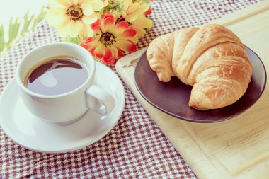 Bazı kruvasan, ekmek ve kahve yemek