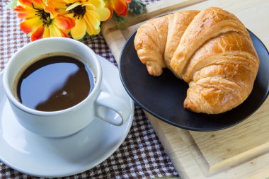 Bazı kruvasan, ekmek ve kahve yemek