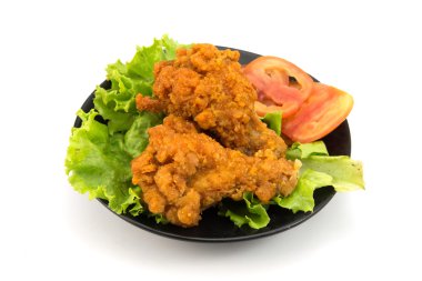 Marul üzerinde kızarmış tavuk dilimleri.