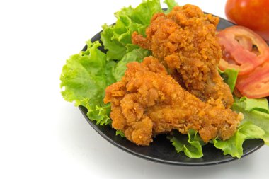 Marul üzerinde kızarmış tavuk dilimleri.