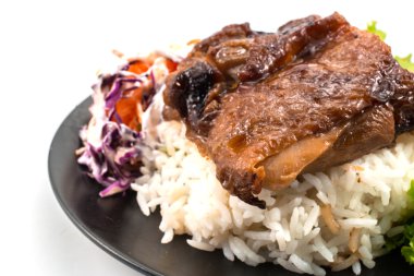 salata ve pirinç ile kavrulmuş tavuk göğsü