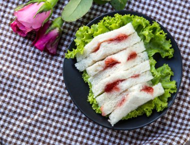 bir tabakta ekmek ve çilek marmelat