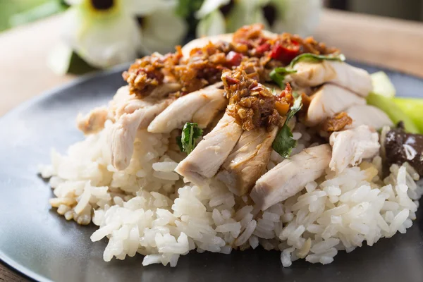 Ayam Hainan Yang Diiris Dengan Nasi Yang Dibumbui — Stok Foto