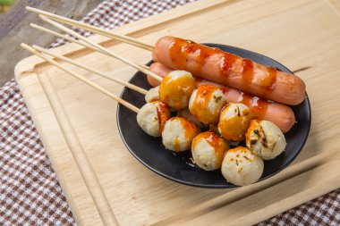 Tay tarzı ızgara sosis ve et topu