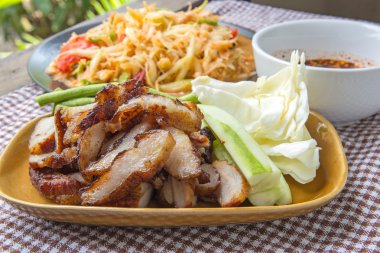 Kömür haşlanmış domuz eti boyun, ızgara domuz eti (Tay gıda tarzı)