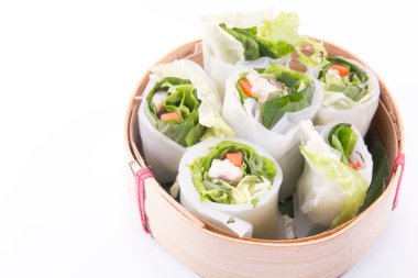 Kızarmış uskumru otlar ve özel sos ile servis.