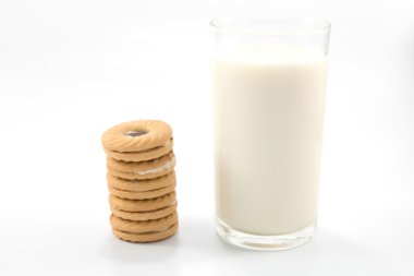 bardak süt ve kurabiye üzerinde beyaz izole