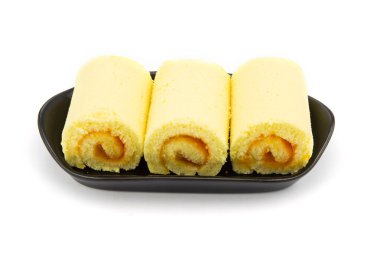 Tabak beyaz arka plan üzerinde turuncu rulo pasta