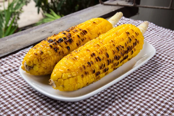 Maïs Grillé Jaune Doré Frais Sur Table — Photo