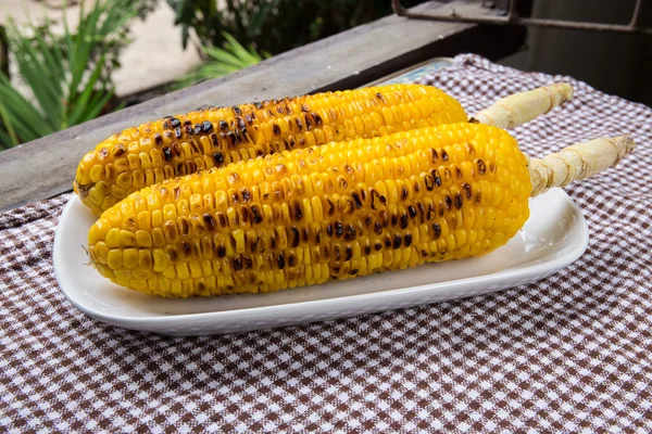 Maïs Grillé Jaune Doré Frais Sur Table — Photo