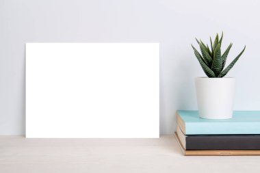 Boş kağıt kaplama sayfa kopyalama alanı ve saksılar ahşap masa üzerinde kitap, poster ve davetiye boş masa, kart dekorasyonu tasarım veya markalaşma, basitlik ve asgari, hiç kimse.