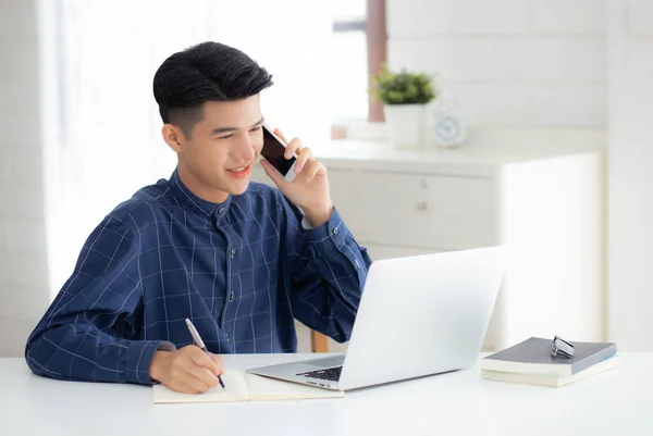 Giovane Asiatico Parlando Telefono Lavoro Casa Con Computer Portatile Freelance — Foto Stock