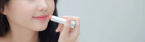 Bela Closeup Jovem Mulher Asiática Aplicando Batom Maquiagem Quarto Lábios — Fotografia de Stock