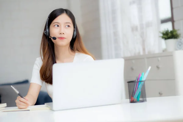 Ung Asiatisk Kvinna Som Bär Hörlurar Studie Online Med Lärande — Stockfoto