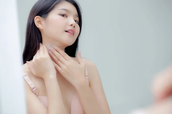 Linda Sexy Jovem Mulher Asiática Olhando Espelho Aplicando Creme Pescoço — Fotografia de Stock