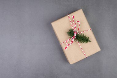 Noel 'de veya tatilde çimento zemin üzerinde Kraft hediye kutusu, masadaki hediye kutusu, yıldönümü ya da doğum günü kutlaması, fotokopi alanı, kutlama ve şenlik, üst manzara, düz yatak, hiç kimse.