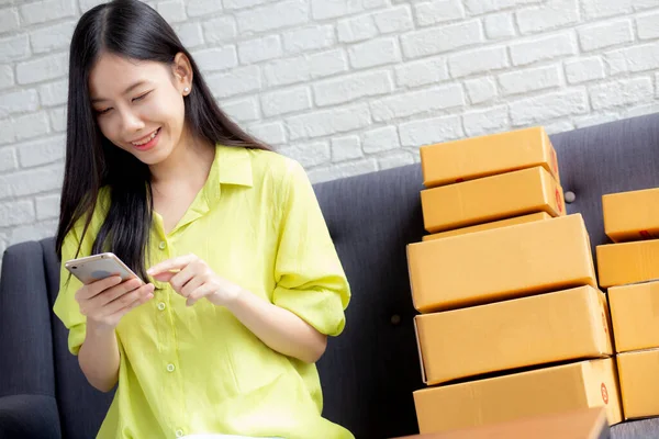 Mujer Asiática Joven Empresario Comprobar Orden Desde Teléfono Inteligente Con —  Fotos de Stock