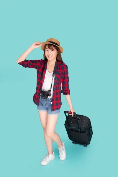 美しい若いアジアの女性の笑顔と旅行夏の旅行で荷物と海外旅行のための帽子休暇 幸せなアジアの女の子持ってカメラ歩行と休日の旅のためのスーツケース — ストック写真