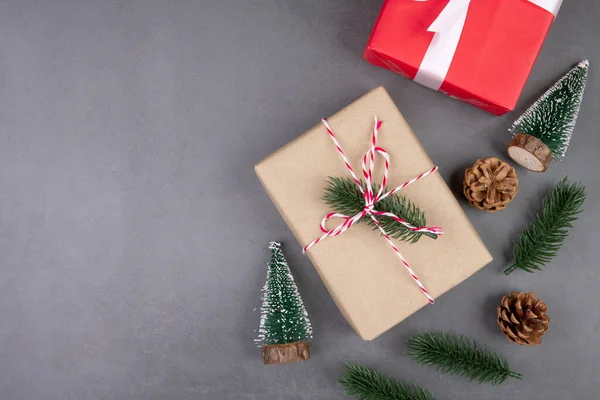 Kerstvakantie Compositie Met Rode Geschenkdoos Decoratie Cementvloer Achtergrond Nieuwjaar Kerstmis — Stockfoto