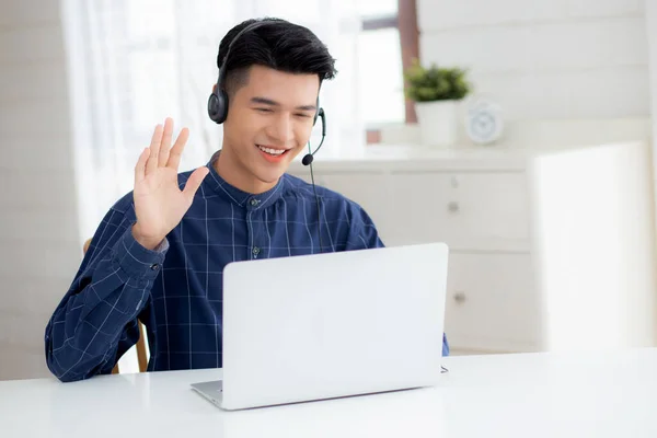 Joven Hombre Negocios Asiático Trabajando Computadora Portátil Con Auriculares Casa — Foto de Stock