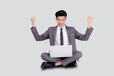 Genç Asyalı iş adamı dizüstü bilgisayardan internete, beyaz arka planda izole edilmiş, iş adamı özgüveni ve not defteri, başarı, pazarlama ve iletişim ile serbest çalışma.