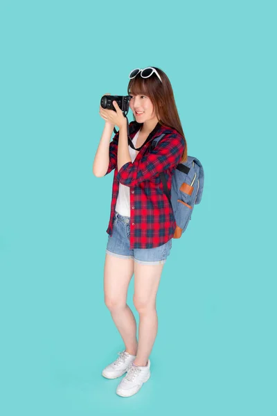 美しい若いアジアの女性の笑顔は ジャーナリストの写真家は ファッション旅行の夏を着て 女の子は青の背景に隔離された休暇や休日にカメラ趣味の観光や旅行を保持 — ストック写真