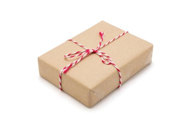 Beyaz arka planda izole edilmiş hediye kutusu kraft, romantik, Noel günü veya sevgililer günü için hediyeler, tebrik paketi, paket kağıdı, dekorasyon için bahar, fotokopi alanı, tatil konsepti.