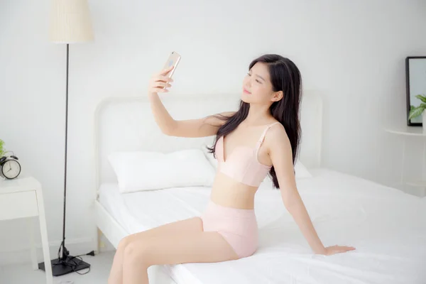 Bella Giovane Donna Asiatica Sexy Biancheria Intima Parlando Selfie Smartphone — Foto Stock