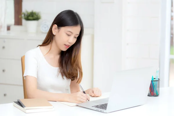 Mladá Asijská Žena Psaní Notebook Pro Plánování Práce Používání Notebooku — Stock fotografie
