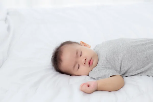 Retrato Asiático Pequena Menina Dormindo Cama Quarto Casa Recém Nascido — Fotografia de Stock