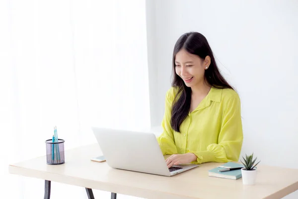 Jonge Aziatische Zakenvrouw Werkt Laptop Computer Kantoor Thuis Kantoor Freelance — Stockfoto