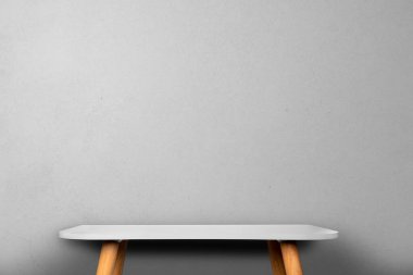 İş yerindeki modelleme masası boş, çalışma alanı ve sunumu olan modern iç mekan minimalisti, mobilya ve sergi boş, hipster ve beton duvar arka planlı ofis odası, kopyalama alanı.