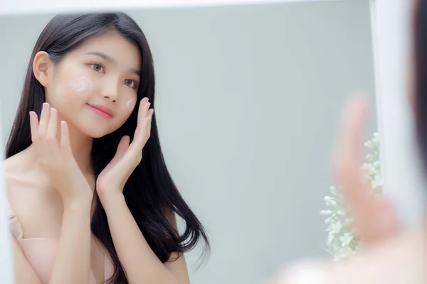 Gyönyörű Fiatal Ázsiai Mosolygós Néz Tükör Ellenőrzése Arc Bőrápolás Kozmetikai — Stock Fotó