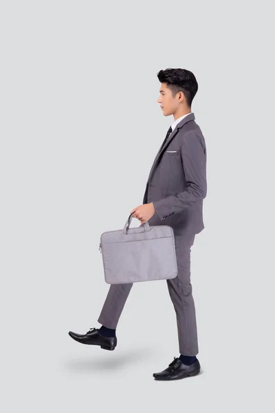 Jonge Aziatische Zakenman Pak Lopen Beweging Holding Bag Geïsoleerd Witte — Stockfoto