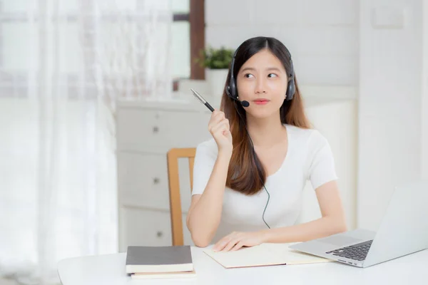 Nternette Kulaklık Takan Genç Asyalı Bir Kadın Masasında Öğrenme Kulaklık — Stok fotoğraf