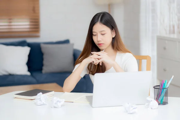 Jovem Mulher Asiática Trabalhando Com Computador Portátil Pensar Projeto Ideia — Fotografia de Stock