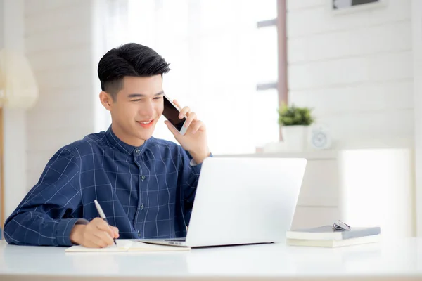 Giovane Asiatico Parlando Telefono Lavoro Casa Con Computer Portatile Freelance — Foto Stock