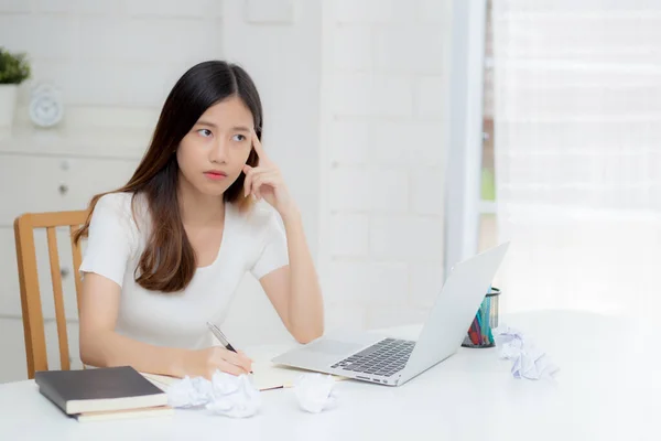 Joven Mujer Asiática Trabajando Con Ordenador Portátil Pensar Idea Proyecto — Foto de Stock