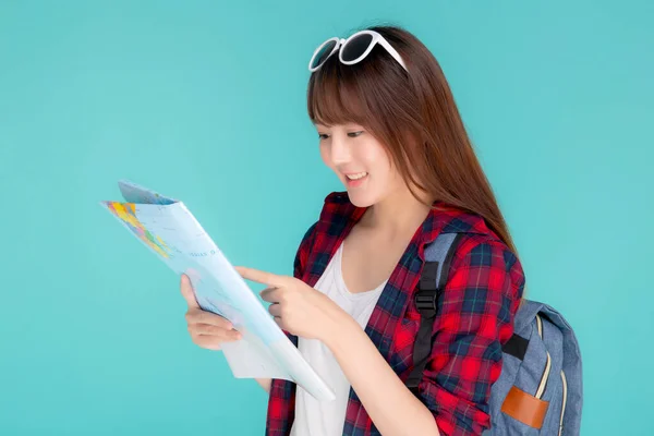 Krásná Šťastná Mladá Asijská Žena Cestování Hledá Ukazuje Papírové Mapě — Stock fotografie
