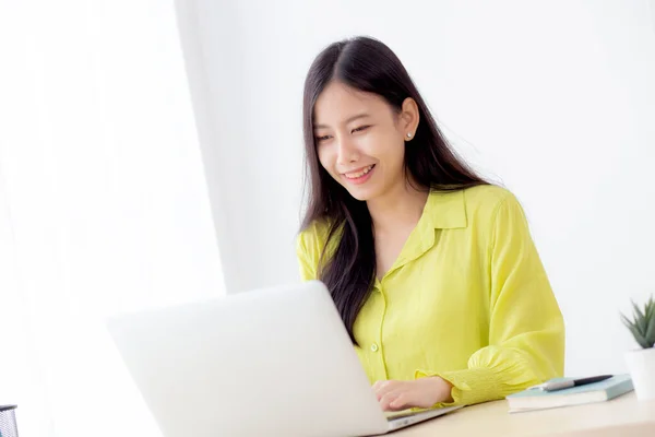 自宅のデスクでノートパソコンを使って仕事をしている若いアジアの実業家 テーブルの上でノートパソコンを探してタイプするフリーランス オンラインで勉強している女性のライフスタイル ビジネスと教育の概念 — ストック写真