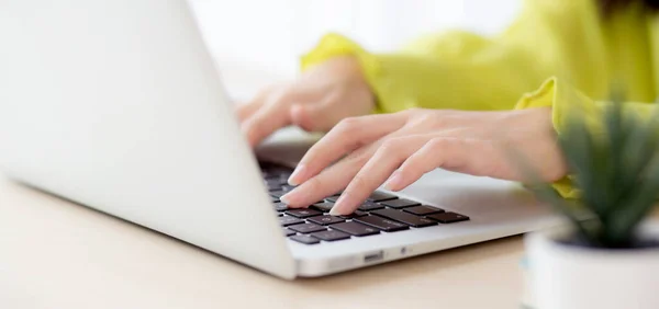 Closeup Hand Young Asian Businesswoman Working Laptop Computer Desk Home — Stock Photo, Image