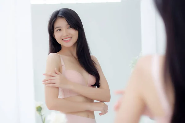 Linda Sexy Jovem Mulher Asiática Olhar Espelho Aplicando Creme Ombro — Fotografia de Stock