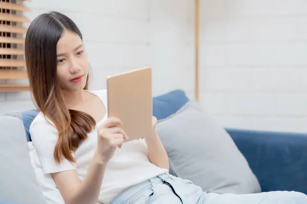 Giovane Donna Asiatica Attraente Riposo Utilizzando Navigazione Tablet Computer Sul — Foto Stock